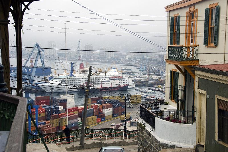 20071221 100257 D2X 4200x2800.jpg - Overlooking the harbor, Valparaiso, Chile